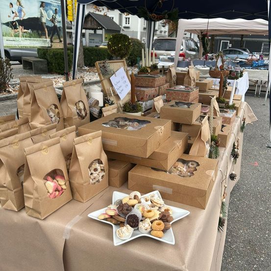 Bild enthält, Box, Person, Urban, Cat, Mammal, Pet, Car, Transportation, Vehicle, Market