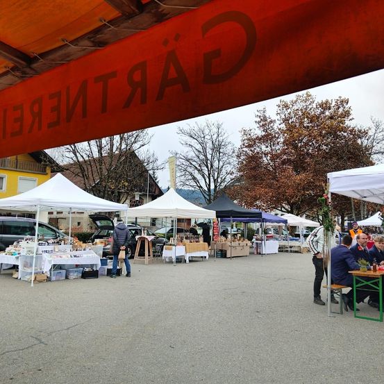 Bild enthält, City, Urban, Shelter, Person, Shoe, Street, Adult, Male, Man, Car