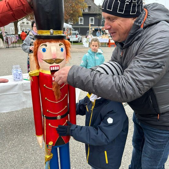 Bild enthält, Adult, Female, Person, Woman, Child, Girl, Male, Man, Nutcracker, Car