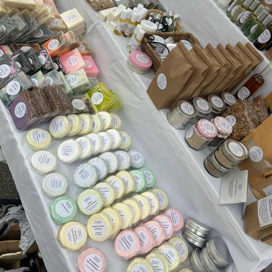 Bild enthält, Food, Sweets, Tape, Macarons, First Aid