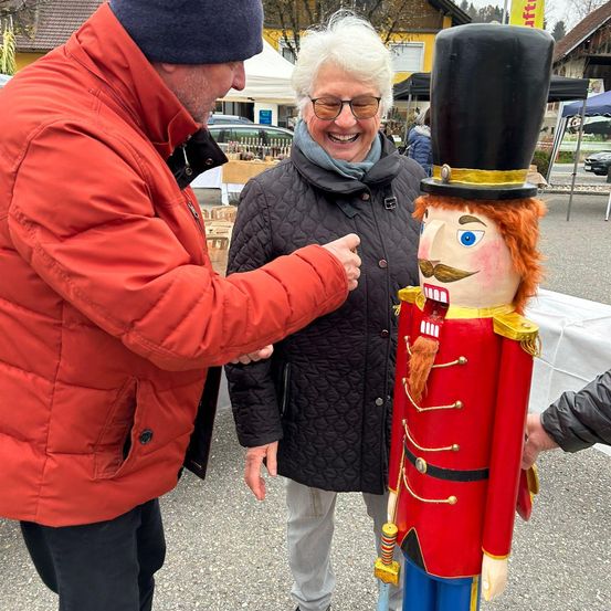 Bild enthält, Person, Adult, Male, Man, Coat, Shoe, Face, Nutcracker, Jeans, Glasses