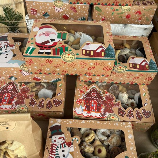 Bild enthält, Box, Snow, Snowman, Winter, Christmas, Christmas Decorations, Festival, Person, Face, Head