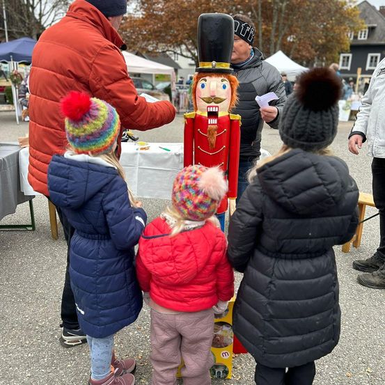 Bild enthält, Coat, Hat, Adult, Female, Person, Woman, Jacket, Pants, Cap, Street