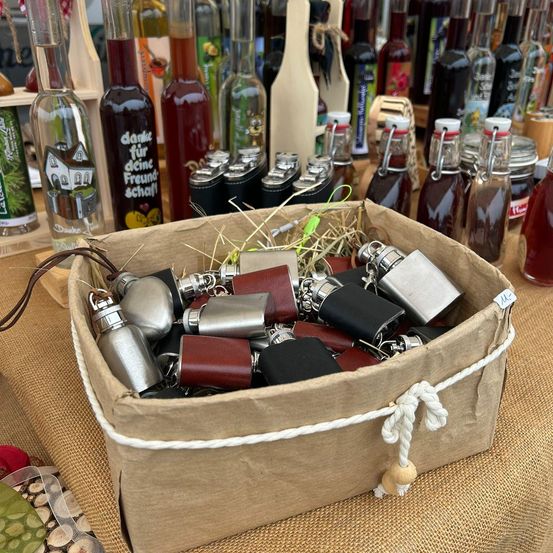 Bild enthält, Fun, Ammunition, Grenade, Weapon, Leisure Activities, Picnic, Bottle, Cosmetics, Perfume, Picnic Basket