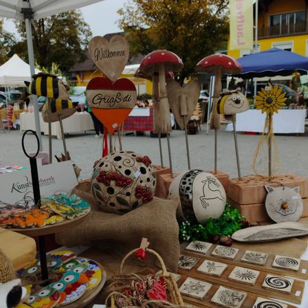Bild enthält, Potted Plant, Shelter, Person, Interior Design, Home Decor, Market, Car, Flower, Flower Arrangement, Art