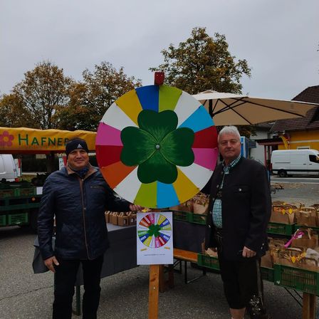 Bild enthält, Shelter, Coat, Pants, Jacket, Urban, Person, Portrait, Advertisement, Adult, Man