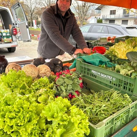 Bild enthält, Adult, Female, Person, Woman, Market, Farmer's Market, Machine, Wheel, Car, Face