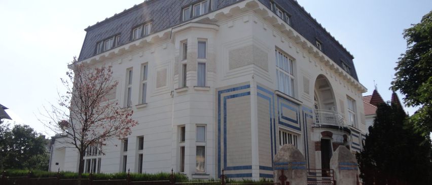 Bild enthält, Building, Office Building, License Plate, Alloy Wheel, Car, Spoke, Wheel, City, Urban, Housing