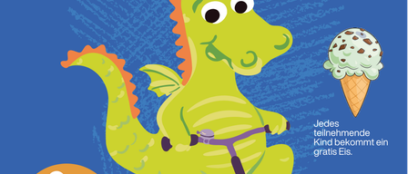 Werbeposter für eine Veranstaltung namens 'KIDICAL MASS'. Es zeigt einen gezeichneten Drachen, der auf einem Fahrrad mit einem kostenlosen Eisbecher auf der rechten Seite fährt. Das Plakat hat ein Datum und eine Uhrzeit: Samstag, 9. Mai, 14:00 Uhr.