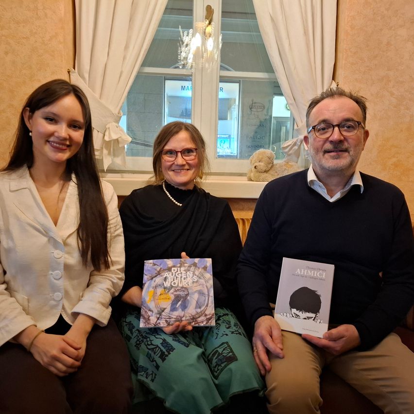 Bild enthält, Couch, People, Person, Adult, Female, Woman, Living Room, Male, Man, Face