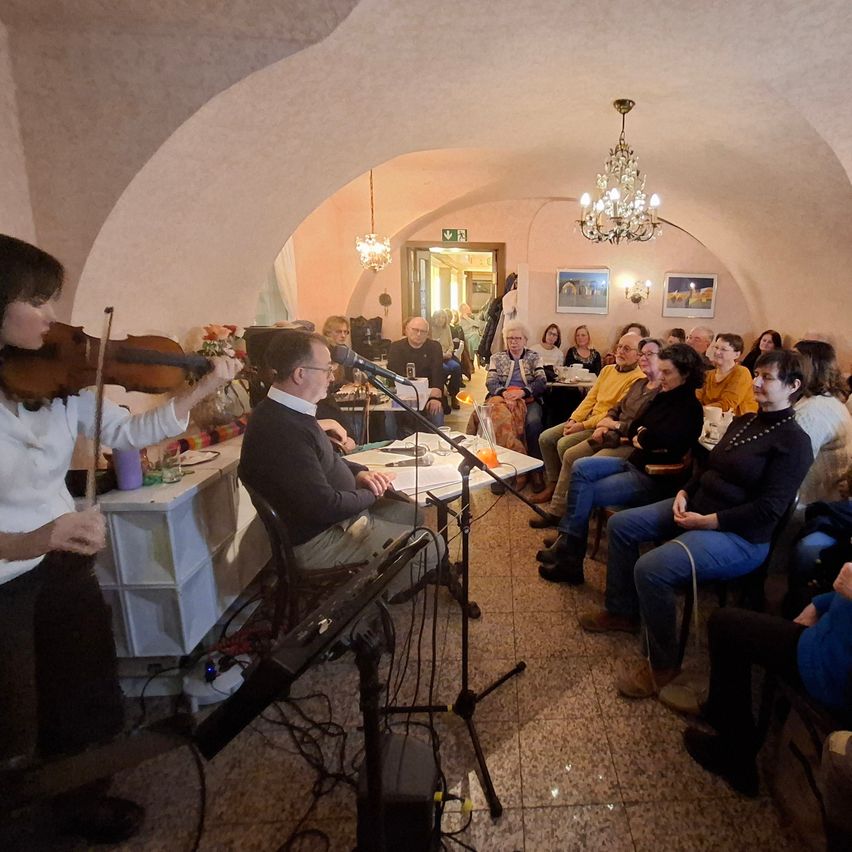 Bild enthält, Person, Adult, Male, Man, Musical Instrument, Violin, Indoors, Crowd, Face, Cup