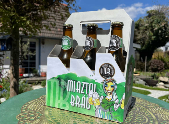 Bild enthält, Alcohol, Beer, Beverage, Beer Bottle, Bottle, Liquor, Person, Lager, Face, Head