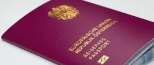 Ein burgunderroter Reisepass mit einem goldenen Emblem in der oberen linken Ecke. Es steht 'Europäische Union' und 'Republik Österreich'. Darunter steht 'Reisepass' und 'Passport'.