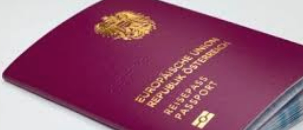 Ein burgunderroter Reisepass mit einem goldenen Emblem in der oberen linken Ecke. Es steht 'Europäische Union' und 'Republik Österreich'. Darunter steht 'Reisepass' und 'Passport'.
