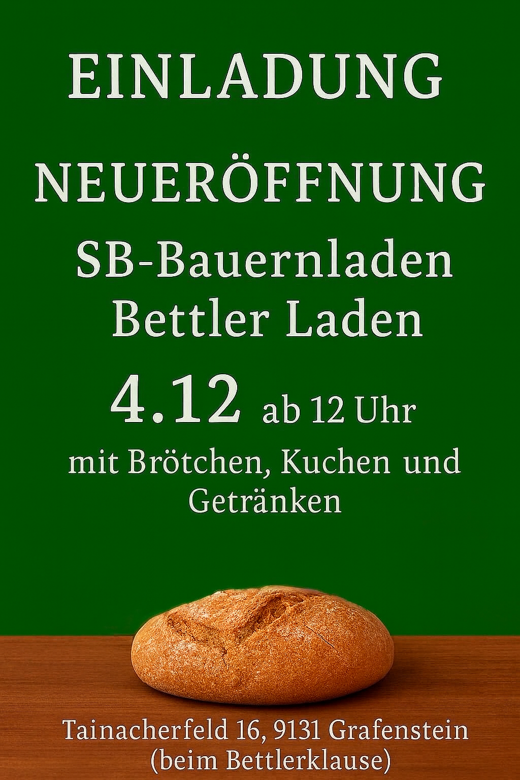 Ein grünes Schild mit weißem Text steht 'NEUERÖFFNUNG SB-Bauernladen Bettler Laden 4.12 ab 12 Uhr mit Brötchen, Kuchen und Getränken.' Es befindet sich ein Laib Brot in der unteren rechten Ecke.