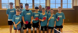 Bild enthält, Shorts, T-Shirt, People, Person, Boy, Male, Teen, Shoe, Child, Woman