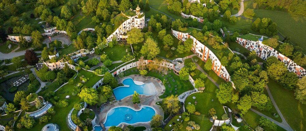 Bild enthält, Outdoors, Lake, Nature, Water, Architecture, Building, Pool, Swimming Pool, Aerial View, Woodland