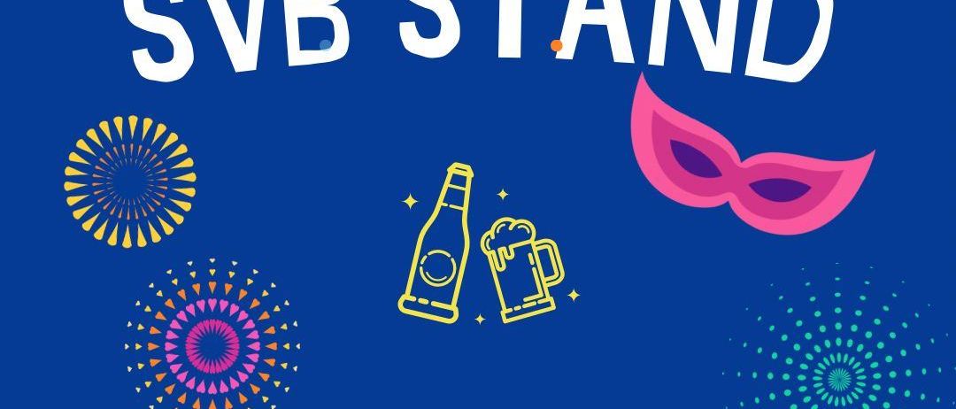 Plakat für Faschingsdienstag mit bunten Elementen, Flasche, Tasse und einer Narrenmütze. Es steht 'SVB STAND' und 'Für euer leibliches Wohl ist gesorgt, Faschingsdienstag.'