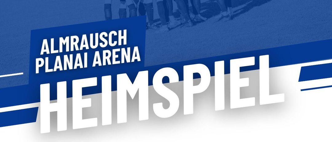 Eine Fußballmannschaft versammelt sich auf dem Feld, vor ihnen steht ein großes Banner. Der Plakattext lautet Almrausch Planai Arena Heimspiel. Darunter steht Samstag 7.3.2026 13:45 / 15:30, SV Blindenmarkt gegen SV Zwolfaxing.