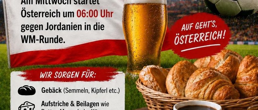 Plakat für das WM-Frühstück beim SV Blindenmarkt. Es zeigt einen Fußball, eine Fahne und ein Frühstücksbuffet mit Brot, Croissants, Kaffee und mehr. Der Text lautet: 'Um Mitternacht startet Österreich gegen Jordanien in der WM-Runde.'