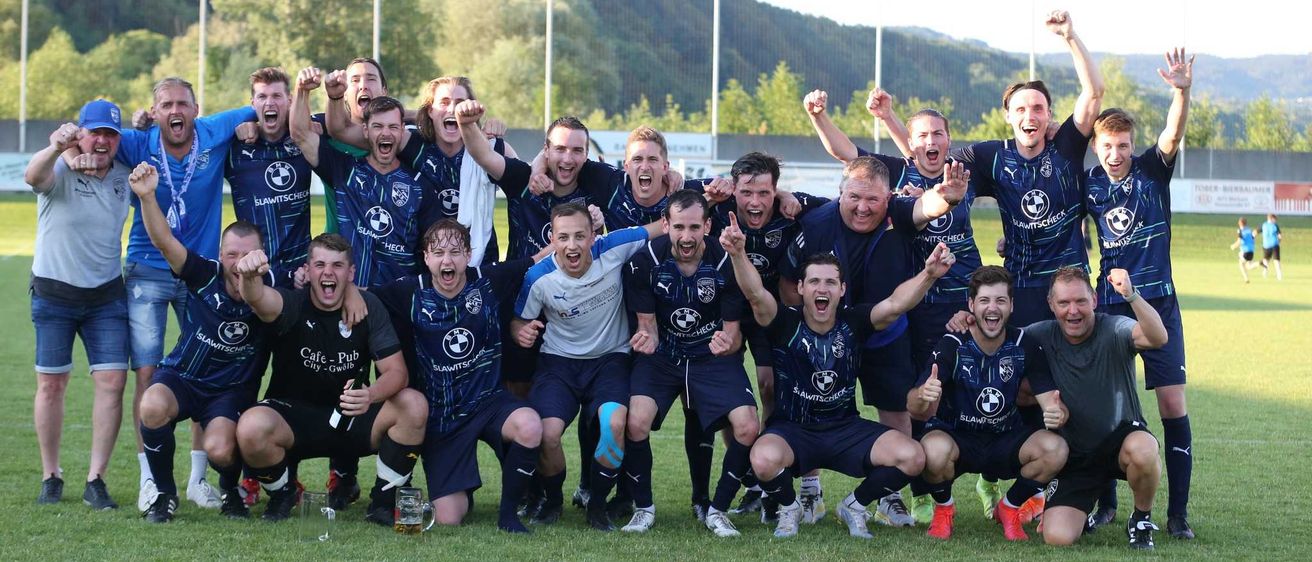 Bild enthält, People, Person, Grass, Team, T-Shirt, Groupshot, Adult, Male, Man, Celebrating