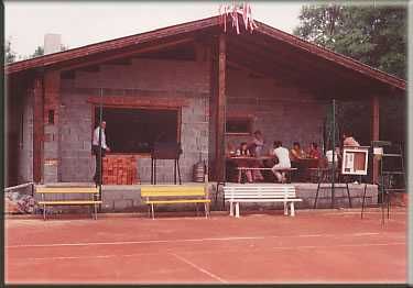 Bild enthält, Bench, Outdoors, Shelter, Housing, Person, House, Nature, Countryside, Hut
