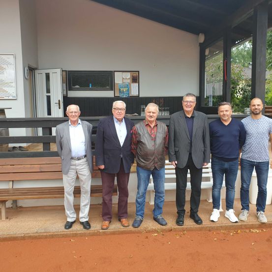 Bild enthält, Blazer, Coat, Jacket, Groupshot, Person, Pants, People, Adult, Male, Man