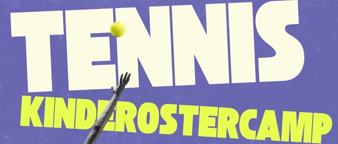 Ein Poster bewirbt ein Tennisturnier, das einen Spieler zeigt, der einen Tennisball schlägt, mit dem Datum und der Uhrzeit 30.3-1.4. 2026, 13:00-17:00.