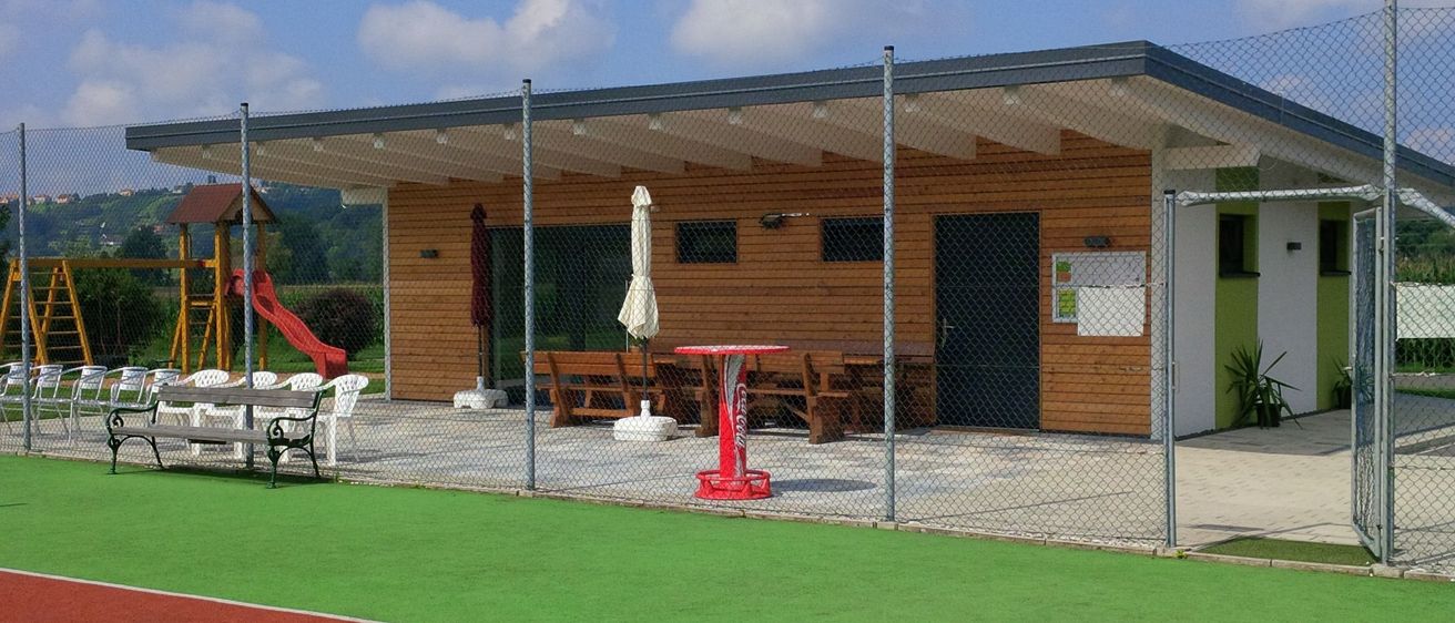 Bild enthält, Bench, Furniture, Grass, Plant, Architecture, Building, Play Area, Outdoors, Outdoor Play Area