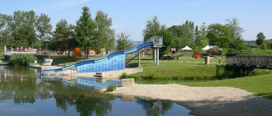 Bild enthält, Nature, Outdoors, Scenery, Grass, Park, Lakefront, Play Area, Water, Person, Pond