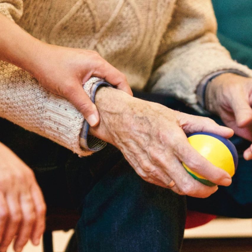 Bild enthält, People, Person, Ball, Sport, Tennis, Tennis Ball, Finger, Hand, Clothing, Pants