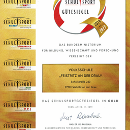 Der Schulsport Gutesiegel Award für 2020-2023 wird an die Volksschule Feistritz an der Drau verliehen. Die Preisverleihung fand am 20. November 2019 in Wien statt. Der Preis wurde von Mag. Dr. Iris Rauskala überreicht. Das Logo enthält mehrere Logos für verschiedene Regionen.
