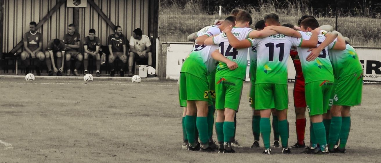 Bild enthält, People, Shelter, T-Shirt, Shorts, Portrait, Grass, Team, Soccer Ball, Vegetation, Green