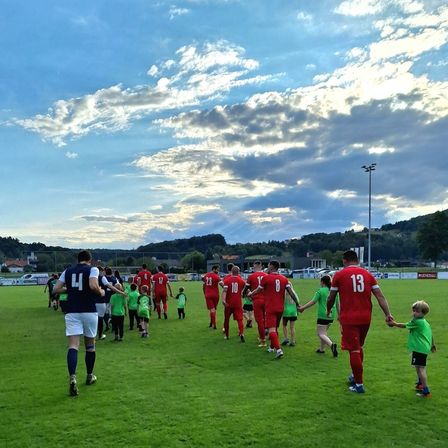 Bild enthält, People, Person, Boy, Child, Male, Adult, Man, Shoe, Car, Football