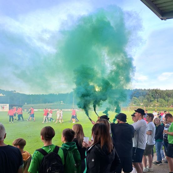 Bild enthält, Adult, Female, Person, Woman, Male, Man, Smoke, Boy, Child, People