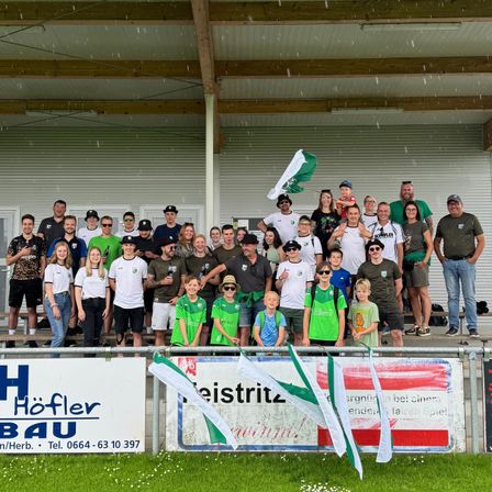 Bild enthält, Adult, Male, Man, Person, Shoe, Hat, Jeans, Shorts, Glasses, Flag