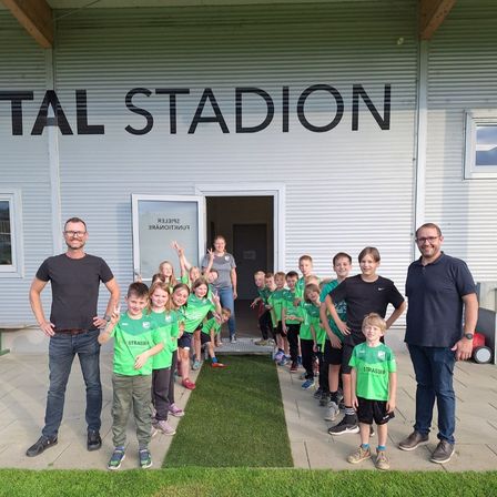 Bild enthält, T-Shirt, People, Person, Pants, Grass, Shelter, Portrait, Adult, Male, Man