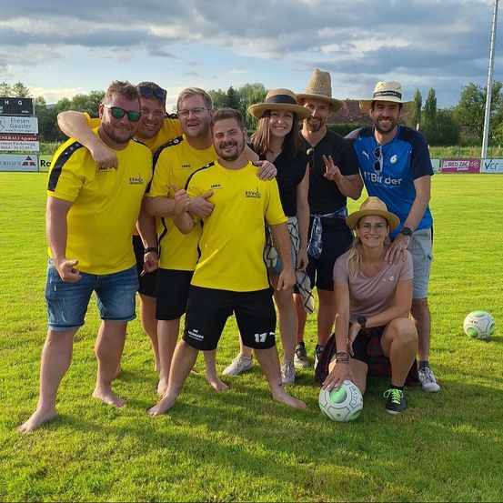 Bild enthält, People, Person, Grass, T-Shirt, Park, Portrait, Soccer Ball, Shorts, Adult, Man