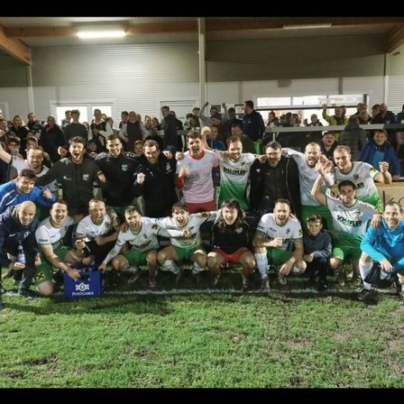 Bild enthält, People, Person, Grass, Shelter, T-Shirt, Portrait, Adult, Male, Man, Child