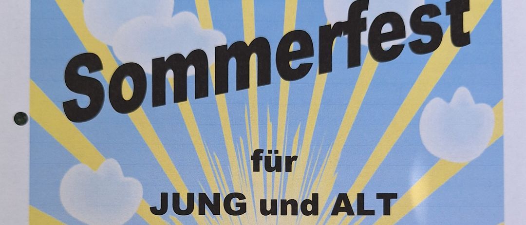 Ein Plakat für ein Sommerfest am 4. Juli 2026. Es zeigt Sonne, Wolken und Blumen. Das Event beginnt um 15 Uhr.