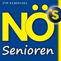 Ein blauer und gelber Plakat mit dem Wort 'NO' in großen gelben Buchstaben und 'Senioren' darunter. Das Wort 'S' ist in einem schwarzen Kreis oben rechts.