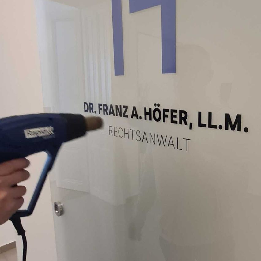 Bild enthält, Indoors, Interior Design, Appliance, Blow Dryer, Device, Electrical Device, Text