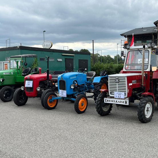 Bild enthält, Tractor, Transportation, Vehicle, Machine, Wheel, Person, Bulldozer