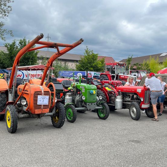 Bild enthält, Person, Bag, Handbag, Machine, Wheel, Tractor, Transportation, Vehicle, Footwear, Shoe