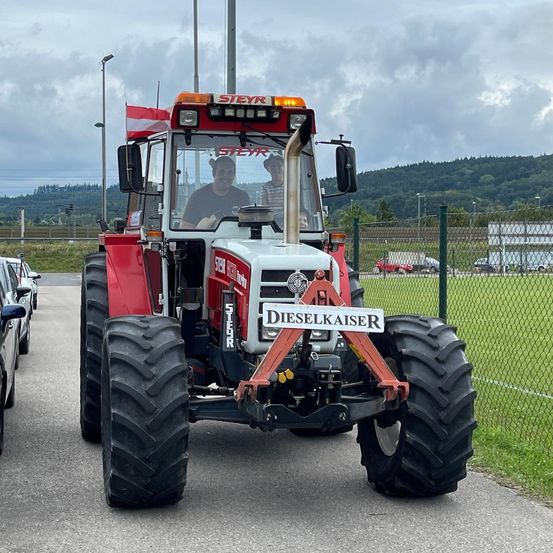 Bild enthält, Tire, Bumper, Transportation, Vehicle, Person, Machine, Wheel, Tractor, Bulldozer, Car