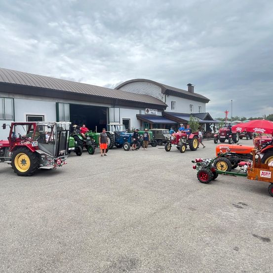 Bild enthält, Car, Car Show, Vehicle, Person, Wheel, Shoe, Hat, Motorcycle, Truck, Fire Station