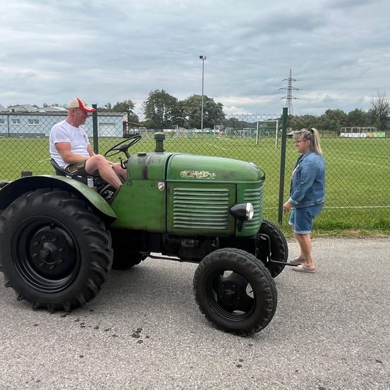 Bild enthält, Tire, Adult, Male, Man, Person, Tractor, Vehicle, Machine, Wheel, Outdoors
