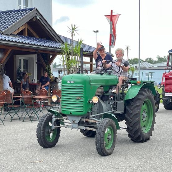 Bild enthält, Adult, Male, Man, Person, Tractor, Vehicle, Wheel, Tire, Outdoors, Shelter