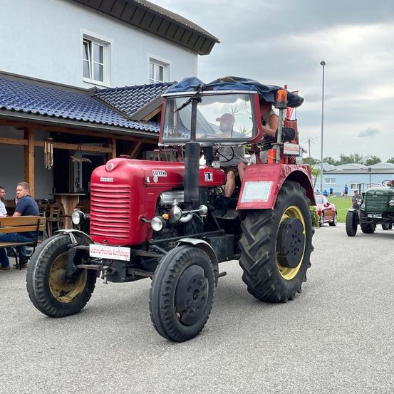 Bild enthält, Tire, Person, Machine, Wheel, Bumper, Vehicle, Tractor, Car, Hat, Shoe