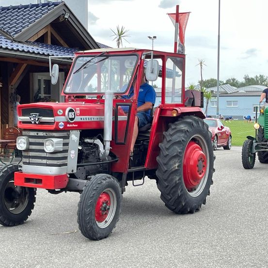 Bild enthält, Adult, Male, Man, Person, Tire, Wheel, Bumper, Vehicle, Car, Tractor